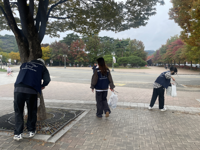 냥플로깅에 참여한 15명의 시민들은 카라 활동가의 안내를 받은 후 그 자리에서부터 쓰레기를 줍기 시작했다. 한소연 기자