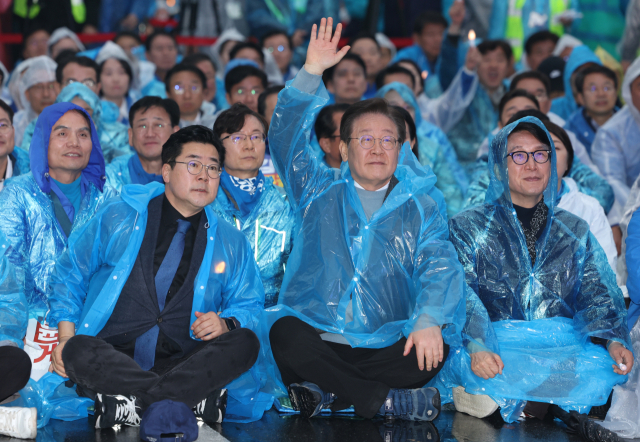 더불어민주당 이재명 대표(가운데), 박찬대 원내대표(왼쪽), 김민석 최고위원 등이 16일 오후 서울 광화문 북측광장 인근에서 더불어민주당 주최로 열린 장외 집회에 참석하고 있다. 연합뉴스