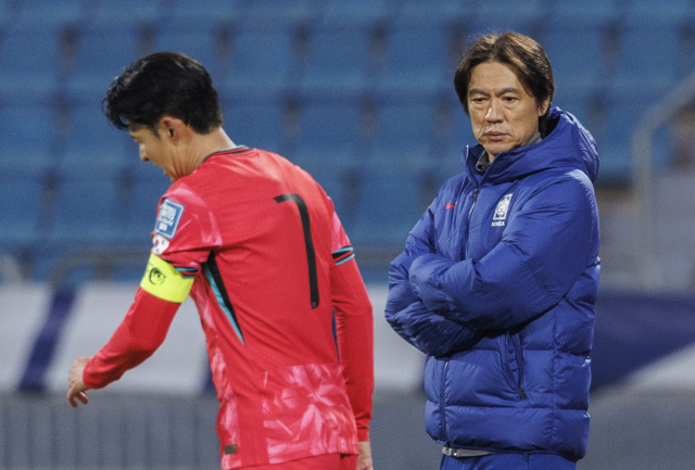 19일 오후(현지시간) 요르단 암만 국제경기장에서 열린 2026 북중미 월드컵 아시아 3차 예선 B조 한국과 팔레스타인의 경기. 한국의 홍명보 감독이 주장 손흥민이 상대 수비에 의해 공격이 저지된 뒤 아쉬워하는 모습을 바라보고 있다. 연합뉴스