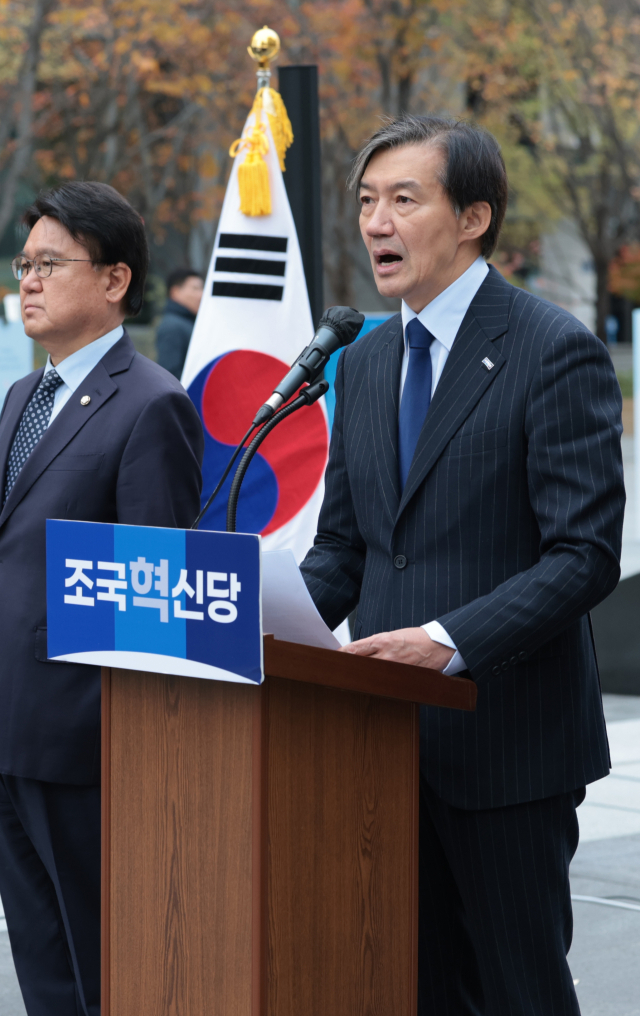 조국혁신당 조국 대표가 20일 오전 서울 종로구 광화문광장 이순신 장군 동상 앞에서 열린 윤석열 대통령 탄핵소추안 초안 공개 기자회견에서 발언하고 있다. 연합뉴스