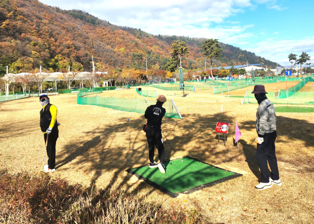 새로 개장한 오수파크골프장에서 파크골프를 즐기는 시민들 모습. 영천시 제공