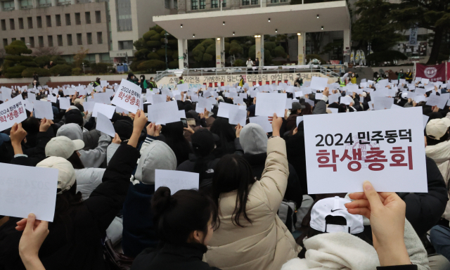 동덕여대가 공학 전환을 논의했다고 알려지며 학생들이 반대 시위를 이어가고 있는 20일 오후 서울 성북구 동덕여대 학생들이 교내 운동장에서 학생총회를 열고 