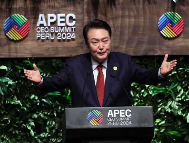 31차 아시아태평양경제협력체(APEC) 정상회의 참석차 페루를 방문한 윤석열 대통령이 15일(현지시간) 페루 리마 국립대극장에서 열린 APEC CEO 서밋에서 기조연설을 하고 있다. 연합뉴스