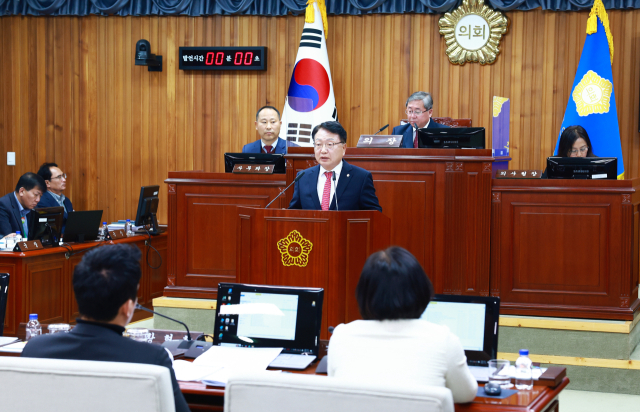 손병복 울진군수가 20일 울진군의회 정례회에서 2025년 군정운영 방향을 설명하고 있다. 울진군 제공