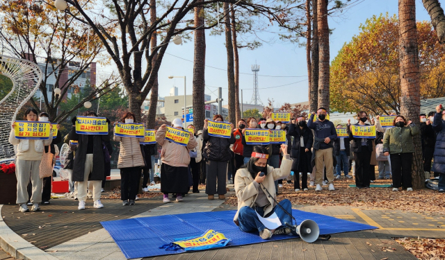 21일 대구 북구 침산동 더샵프리미엘(456가구 규모) 입주 예정자들이 북구청 앞에서 집회를 열고 아파트 임시사용 승인 반대를 촉구했다. 윤수진 기자