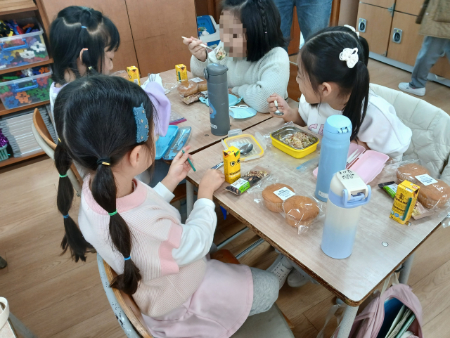 대구 지역 한 초등학교에서 학교 비정규직 노동자들의 파업으로 학생들이 급식 대신 빵과 음료, 도시락을 먹고 있다. 김영경 기자