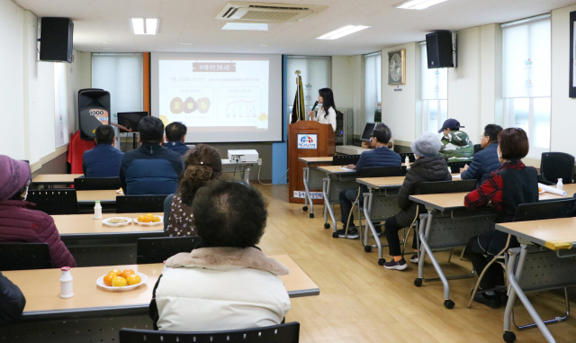 대구신세계는 동구 동서시장 상인들을 대상으로 서비스 교육을 진행했다고 21일 밝혔다. 대구신세계 제공