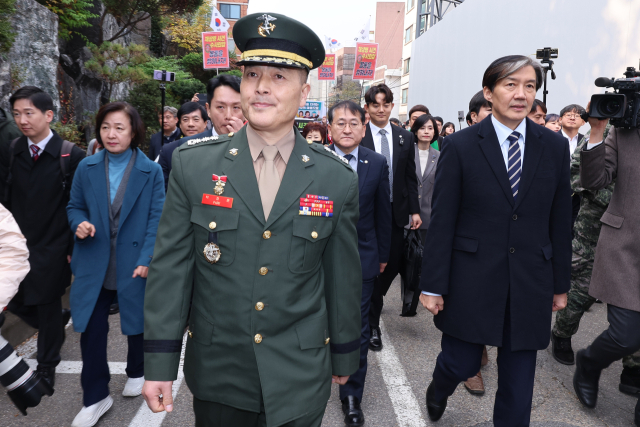 해병대 채모 상병 순직사건 수사 관련 항명 및 상관명예훼손 혐의로 기소된 박정훈 전 해병대 수사단장이 21일 오후 더불어민주당 추미애 의원, 조국혁신당 조국 대표 등 정치인들과 함께 서울 용산구 중앙지역군사법원에서 열리는 결심 공판에 출석하고 있다. 연합뉴스