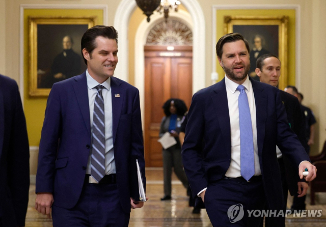 맷 게이츠 미국 법무부 장관 지명자가 J.D. 밴스 미국 부통령 당선인과 함께 공화당 상원의원들과 면담하러 이동하고 있다. AFP 연합뉴스