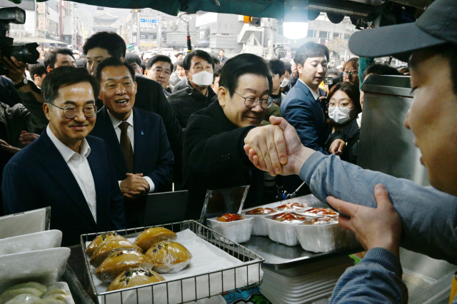 더불어민주당 이재명 대표와 김동연 경기도지사, 이재준 수원시장이 21일 오전 경기도 수원시 팔달구 못골종합시장을 방문해 시장을 둘러보고 있다. 연합뉴스