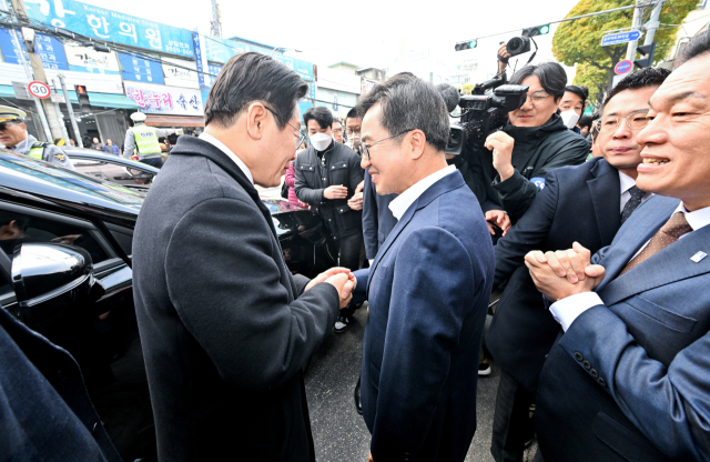 더불어민주당 이재명 대표와 김동연 경기도지사가 21일 오전 수원시 팔달구 못골종합시장에서 만나 인사하고 있다. 연합뉴스