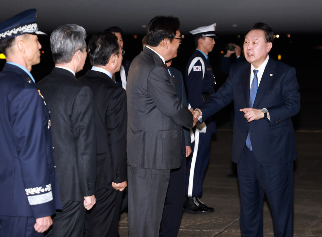 윤석열 대통령이 21일 31차 아시아태평양경제협력체(APEC) 및 19차 주요 20개국(G20) 정상회의 일정을 마친 뒤 성남 서울공항에 도착, 전용기인 공군 1호기에서 내려 마중 나온 정진석 비서실장과 인사하고 있다. 연합뉴스