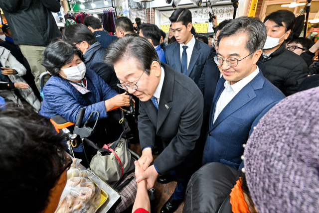 더불어민주당 이재명 대표와 김동연 경기도지사가 21일 오전 수원시 팔달구 못골종합시장을 방문해 상인들과 인사하고 있다. 연합뉴스