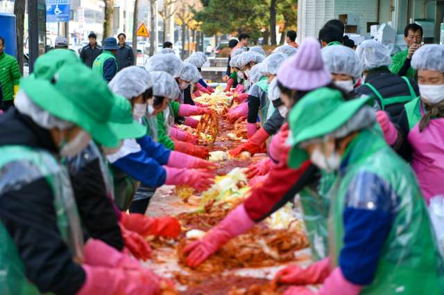 영주시새마을 회원들이 김잠 김치를 직접 닮고 있다. 영주시 제공