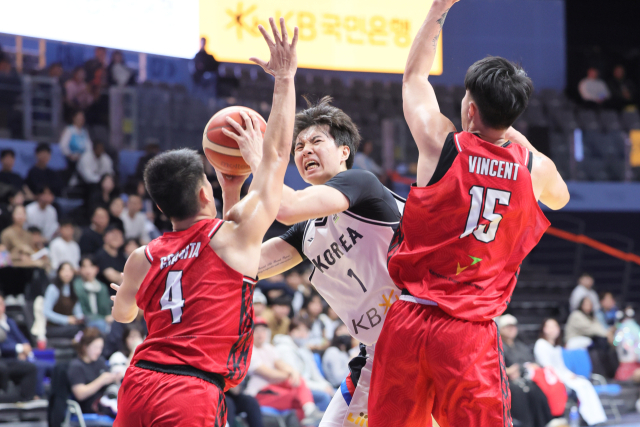 21일 고양소노아레나에서 열린 2025 국제농구연맹(FIBA) 아시아컵 예선 3차전 한국과 인도네시아의 경기에서 한국 이현중(일라와라)이 돌파하고 있다. 연합뉴스