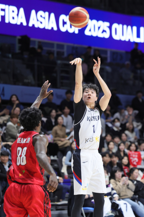 21일 고양소노아레나에서 열린 2025 국제농구연맹(FIBA) 아시아컵 예선 3차전 한국과 인도네시아의 경기에서 한국 이현중(일라와라)이 3점슛을 던지고 있다. 연합뉴스