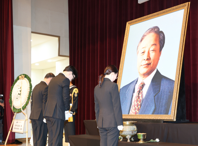 국민의힘 한동훈 대표(가운데)가 22일 오전 서울 동작구 국립서울현충원에서 열린 고(故) 김영삼(YS) 전 대통령 9주기 추모식에 참석해 묵념하고 있다. 연합뉴스