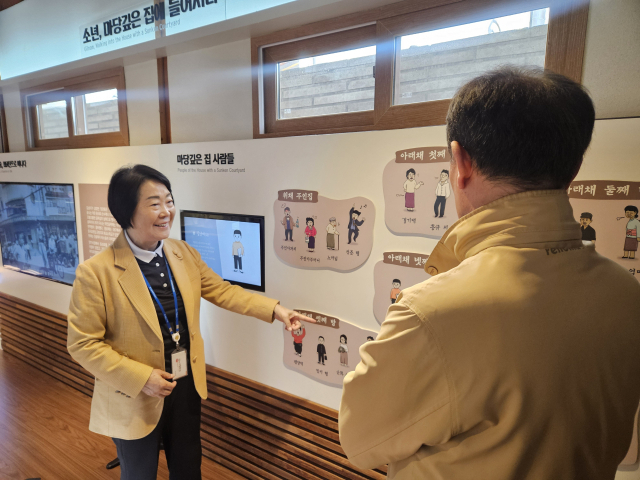 대구 중구 약전골목에 있는 김원일의 마당 깊은 집에서 홍순덕(71) 골목문화 수어 해설사가 마당 깊은 집에 대한 해설을 진행하고 있다. 윤정훈 기자