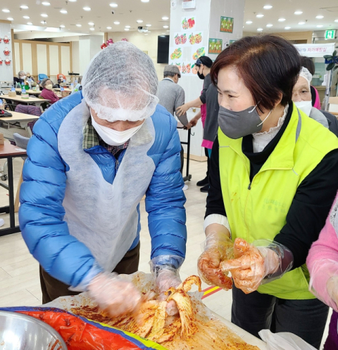 지난해 12월 20일 수성구 범물동에 있는 초심재활주간보호센터에서 서혜순(61) 사회복지사가 김장 하기 훈련을 지도하고 있다. 독자 제공