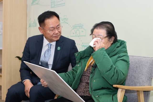 김재욱 칠곡군수와 이원순 할머니가 할머니들의 시와 그림이 국어교과서에 실린 것을 자축하며 기념촬영을 하고 있다. 칠곡군 제공