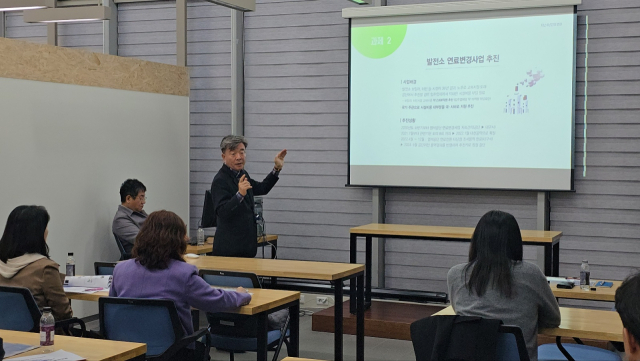 김이진 명지가공 대표가 21일 경북대 의생명바이오공학 최고경영자과정에서 강연을 하고 있다.