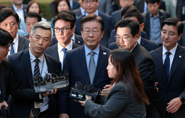 더불어민주당 이재명 대표가 15일 오후 서울 서초구 서울중앙지법에서 열린 공직선거법 위반 혐의 관련 1심 선고 공판을 마친 뒤 법원 청사를 나서고 있다. 이날 서울중앙지법 형사합의34부는 공직선거법 위반 혐의로 불구속기소된 이 대표에게 징역 1년에 집행유예 2년을 선고했다. 연합뉴스