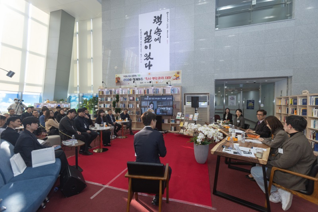 지난 21일 한국도로공사 본사 길벗 열린도서관에서 독서 멘토들과 다양한 세대 직원들이 소통하고 있다. 한국도로공사 제공