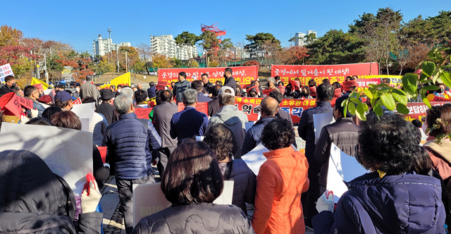 지난 22일 오전 서울 대성산업(주)본사 앞에서 문경시 지역발전협의회(회장 황선용)를 비롯한 문경 10여개 단체 600여명의 시민이 과도한 부지사용료를 요구하는 대성산업에게 합리적인 요구를 해 줄 것을 요구 하고 있다. 문경시민단체 제공