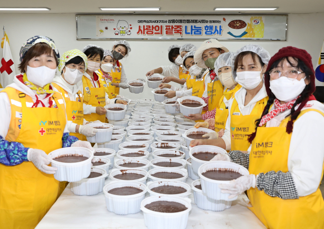 대한적십자사 대구지사(회장 박명수)는 지난 22일 적십자 대구 상중이동 민들레봉사회(회장 추말순)에서 서구 관내 취약계층 300세대를 위한 