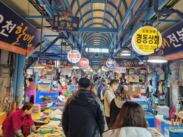 24일 낮 12시쯤 포항시 북구 죽도동 죽도어시장 골목이 인파로 북새통을 이루고 있다. 배형욱 기자