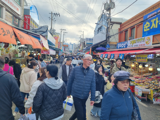 24일 낮 12시쯤 포항시 북구 죽도동 죽도어시장 골목이 인파로 북새통을 이루고 있다. 배형욱 기자