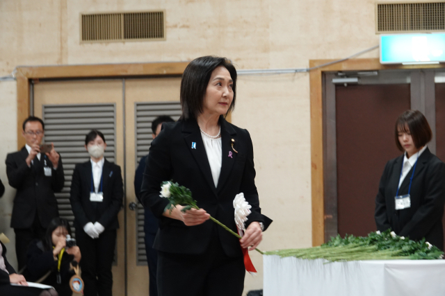 일본 외무성의 이쿠이나 아키코 외무성 정무관이 24일 오후 니가타현 사도섬 서쪽에 있는 사도시 아이카와개발종합센터에서 열린 