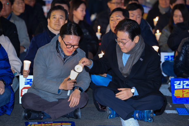 더불어민주당 이재명 대표(오른쪽)가 23일 오후 서울 종로구 광화문 북측광장 인근에서 더불어민주당 주최로 열린 