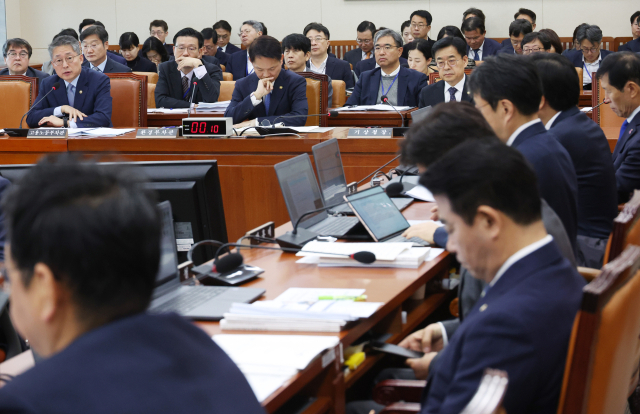 12일 국회에서 환경노동위원회 전체회의가 열리고 있다. 연합뉴스