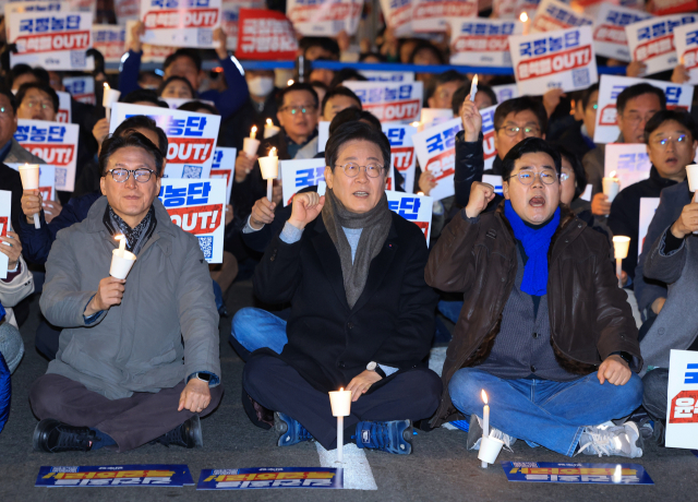 더불어민주당 이재명 대표(가운데), 박찬대 원내대표, 김민석 최고위원 등이 23일 오후 서울 종로구 광화문 북측광장 인근에서 더불어민주당 주최로 열린 