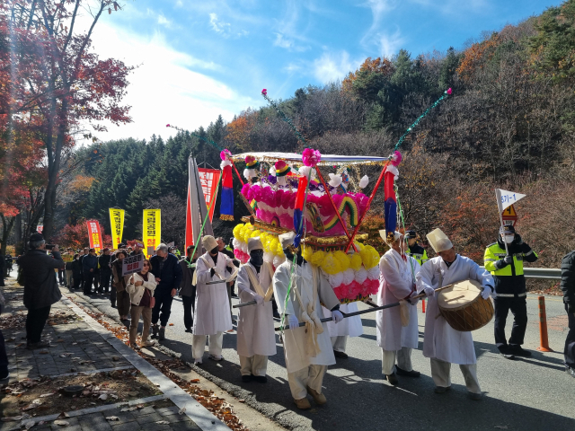 23일 오전 상여 시위가 진행된 팔공산 순환도로. 공산동 주민들과 인근 지주들이 상여시위에 나섰다. 김유진 기자