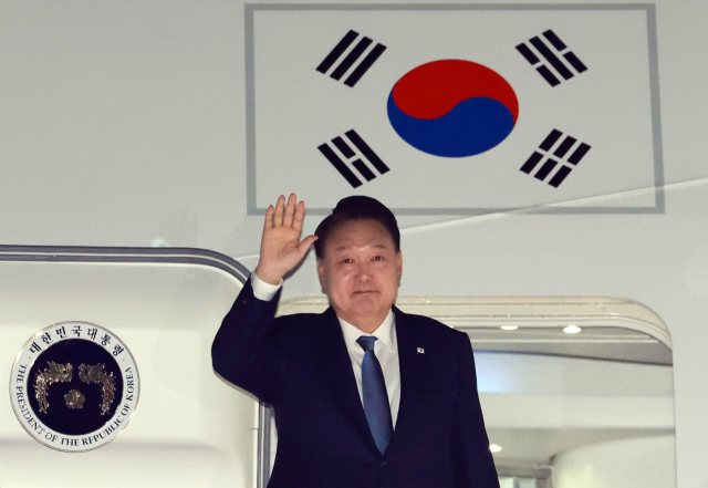 윤석열 대통령이 지난 21일 31차 아시아태평양경제협력체(APEC) 및 19차 주요 20개국(G20) 정상회의 일정을 마친 뒤 성남 서울공항에 도착, 전용기인 공군 1호기에서 인사하고 있다. 연합뉴스