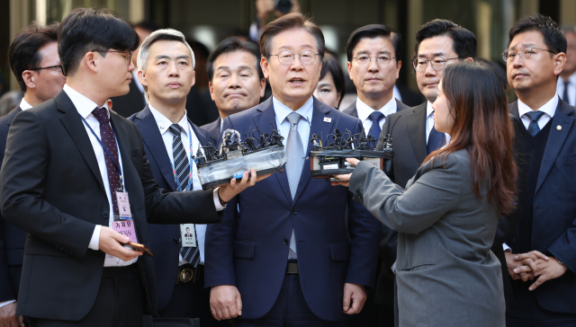 더불어민주당 이재명 대표가 15일 오후 서울 서초구 서울중앙지법에서 열린 공직선거법 위반 혐의 관련 1심 선고 공판을 마친 뒤 법원 청사를 나서고 있다. 이날 서울중앙지법 형사합의34부는 공직선거법 위반 혐의로 불구속기소된 이 대표에게 징역 1년에 집행유예 2년을 선고했다. 연합뉴스