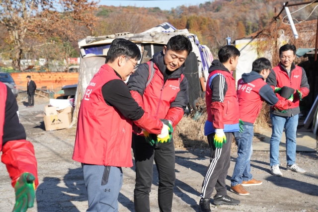 LX판토스 이용호 대표(우측에서 4번째)와 임직원들이 22일 서울 강남구 개포동 구룡마을에서 사랑의 연탄 나누기 봉사활동을 진행하고 있다.