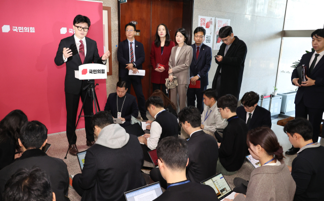 국민의힘 한동훈 대표가 25일 오전 국회에서 열린 최고위원회의를 마친 뒤 나와 취재진의 질문에 답변하고 있다. 연합뉴스