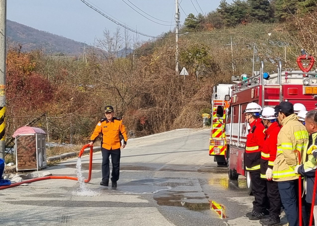 영주소방서가 농사용 관정을 활용한 산불 진화 훈련을 하고 있다. 영주소방서 제공