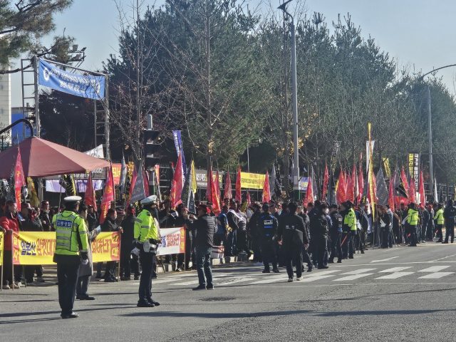 울진을 비롯한 경북 동해안 대게어업인들이 식품의약품안전처 앞에서 일본산 암컷 대게 수입 철회를 촉구하는 시위를 벌이고 있다. 독자 제공