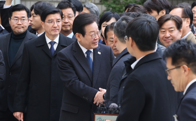 공직선거법 위반 사건 1심에서 징역형의 집행유예를 선고받은 더불어민주당 이재명 대표가 25일 오후 서울 서초구 서울중앙지법에서 열린 