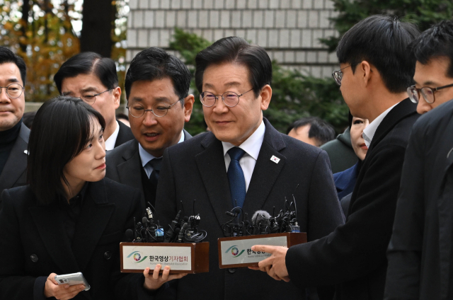 공직선거법 위반 사건 1심에서 징역형의 집행유예를 선고받은 더불어민주당 이재명 대표가 25일 오후 서울 서초구 서울중앙지법에서 열린 