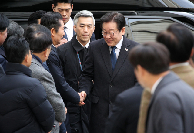 공직선거법 위반 사건 1심에서 징역형의 집행유예를 선고받은 더불어민주당 이재명 대표가 25일 오후 서울 서초구 서울중앙지법에서 열린 