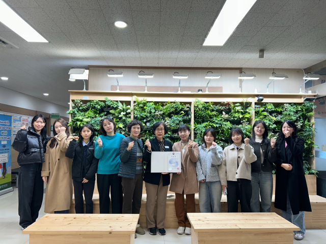 질병관리청장상을 수상한 영주시보건소 직원들이 파이팅을 외치고 있다. 영주시보건소 제공