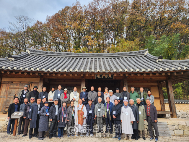 민족의 화해와 평화를 위한 종교인 모임 회원과 사회원로 등이 25일 수운 최제우 대신사 탄신 200주년 기념 순례 첫날 경주 용담정을 방문해 기념사진을 촬영하고 있다. 독자 제공