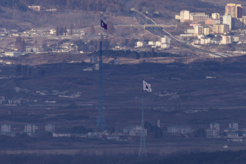 北 개성공단 송전탑 철거 돌입…송전선 제거 모습 포착