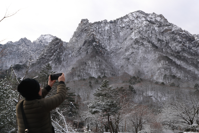 27일 오전 설악산국립공원을 찾은 관광객들이 눈 구경을 하고 있다. 설악산 등 강원 북부 산지에 내려졌던 대설주의보는 이날 오전 해제됐다 연합뉴스