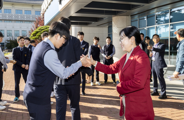 경북도의회 청소년의회교실를 참여하기 위해 도착한 학생들을 정경민 의원(사진 오른쪽)이 맞이 하는 모습. 경북도의회 제공